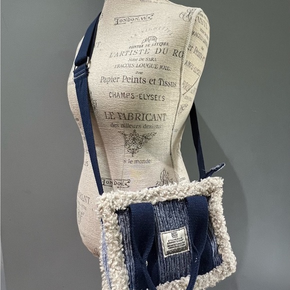 BDG Serena Fleece Mini Tote Bag in Denim Color Urban Outfitters exclusive - Picture 3 of 10
